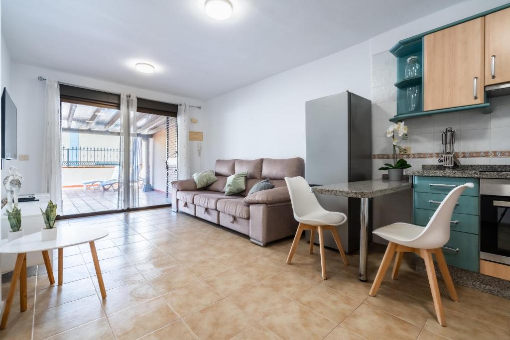 Salón luminoso del apartamento con acceso a la terraza